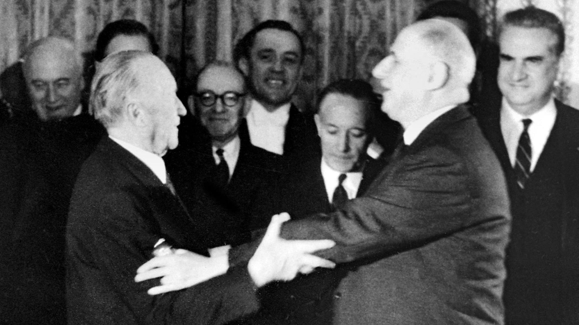 Der französische Präsident General Charles de Gaulle (r.) und Bundeskanzler Dr. Konrad Adenauer umarmen sich am 22. Januar 1963 im Élysée-Palast in Paris nach der Unterzeichnung des deutsch-französischen Kooperationsvertrags.