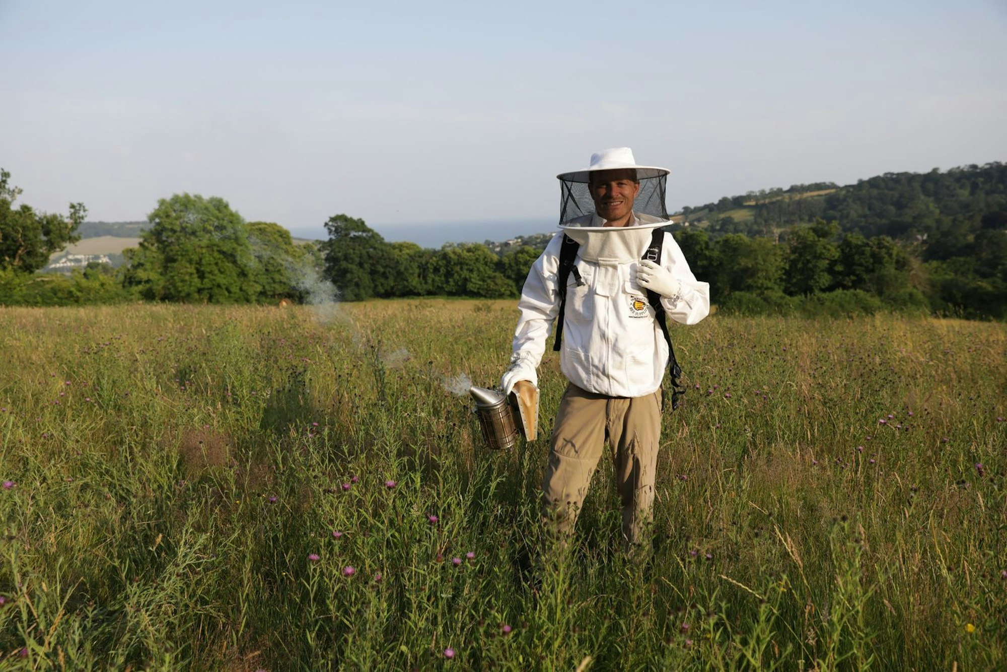 Oft sind Honigbienen tatsächlich friedlich gegenüber ihren Imkern, aber manchmal kann auch eine Schutzausrüstung, wie Bertie Gregory sie hier trägt, nicht schaden. (Bild: National Geographic)