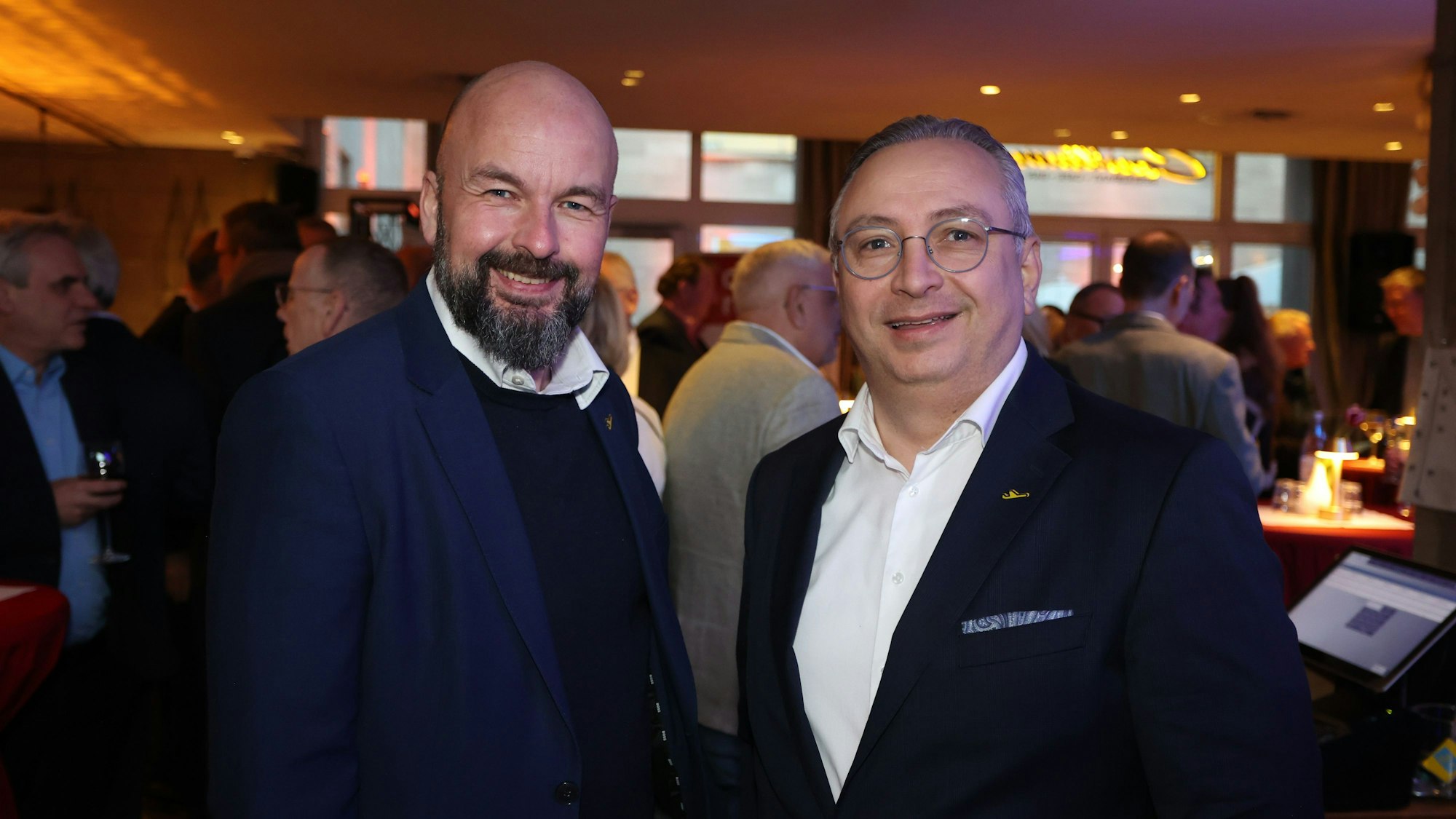 Gäste der Netzwerkveranstaltung Off the Record: Die Flughafen-Chefs Thilo Schmid (l.) und Cenk Özöztürk