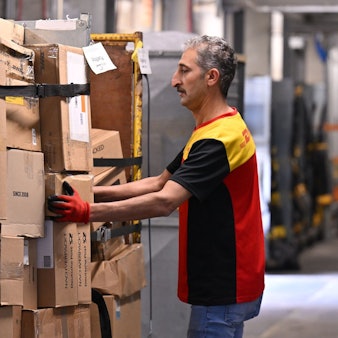 Arbeitnehmer aus Syrien bei DHL