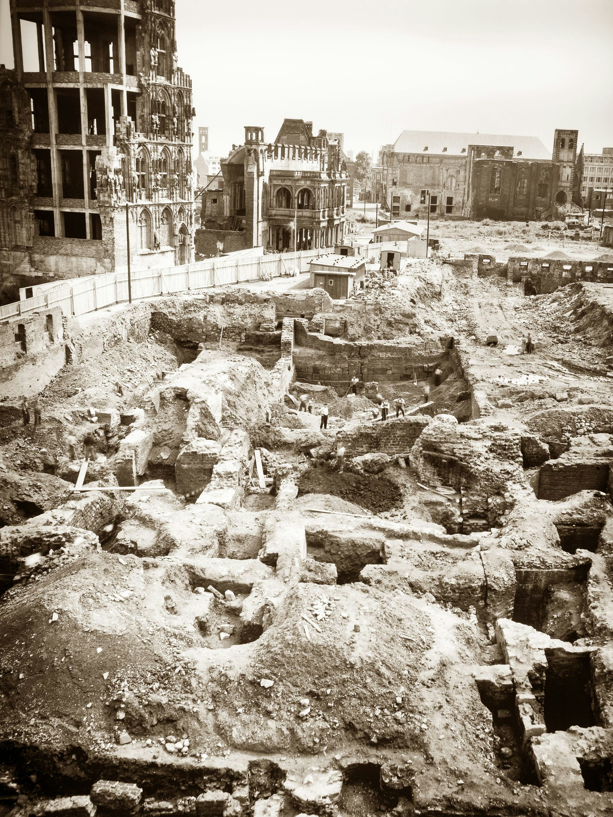 Im zerstörten Köln ist eine Ausgrabungsstätte zu sehen.