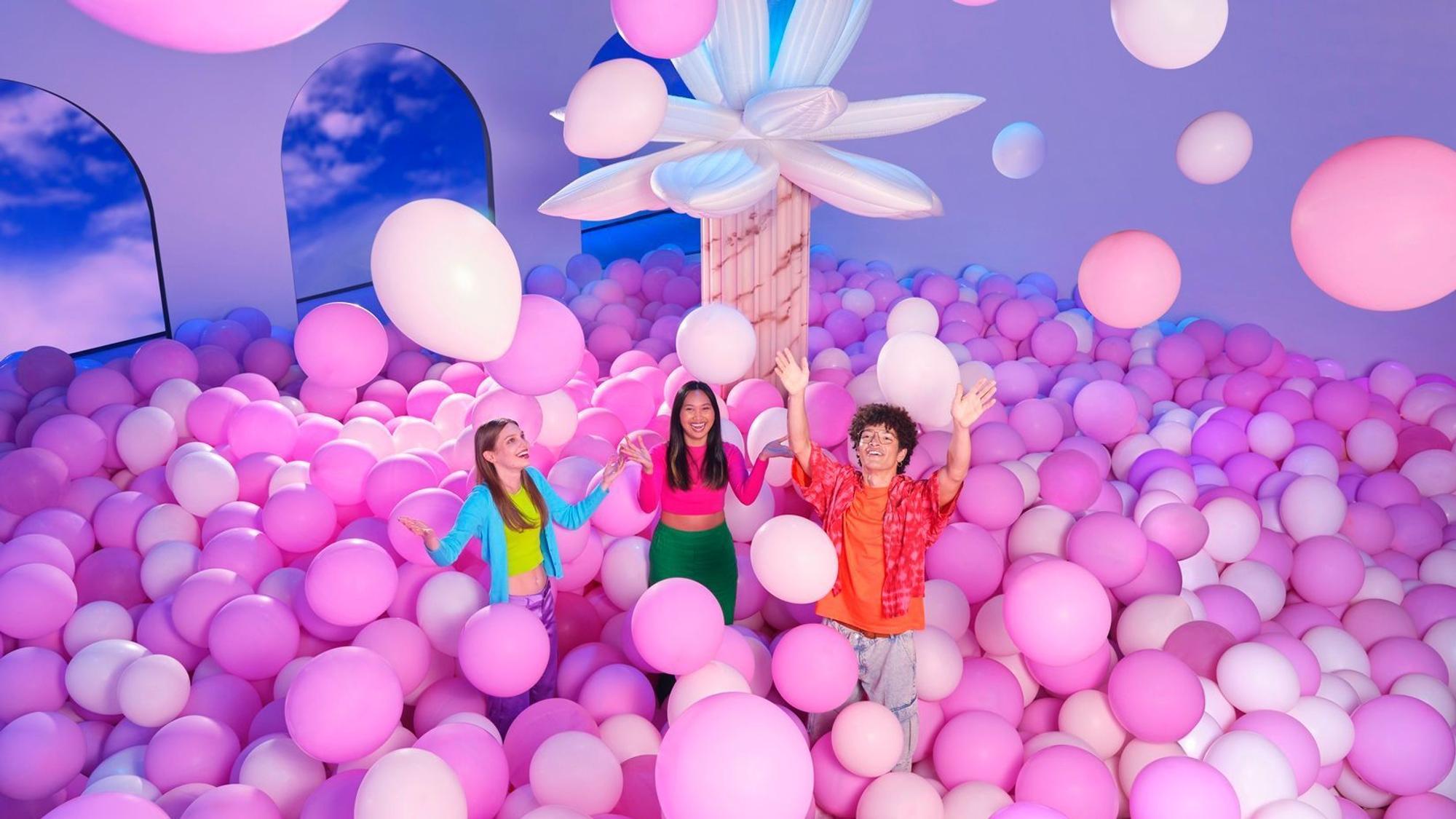 Ein rosafarbenes Bällebad: Es ist eines von zwölf Stationen in der Ausstellung „Bubble Planet“.