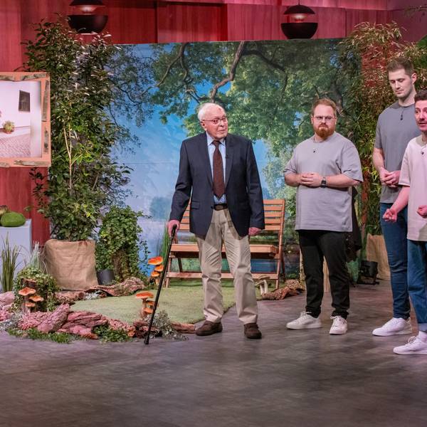 Im Dezember vergangenen Jahres war Heinz Schlechtingen (links) sogar im Fernsehen zu sehen: Mit seinem Enkel, dem Unternehmensgründer Phil Janßen (rechts), wagte sich der damals 98-Jährige in die beliebte Vox-Show „Die Höhle der Löwen“ und warb dort erfolgreich um ein Invest von Frank Thelen.