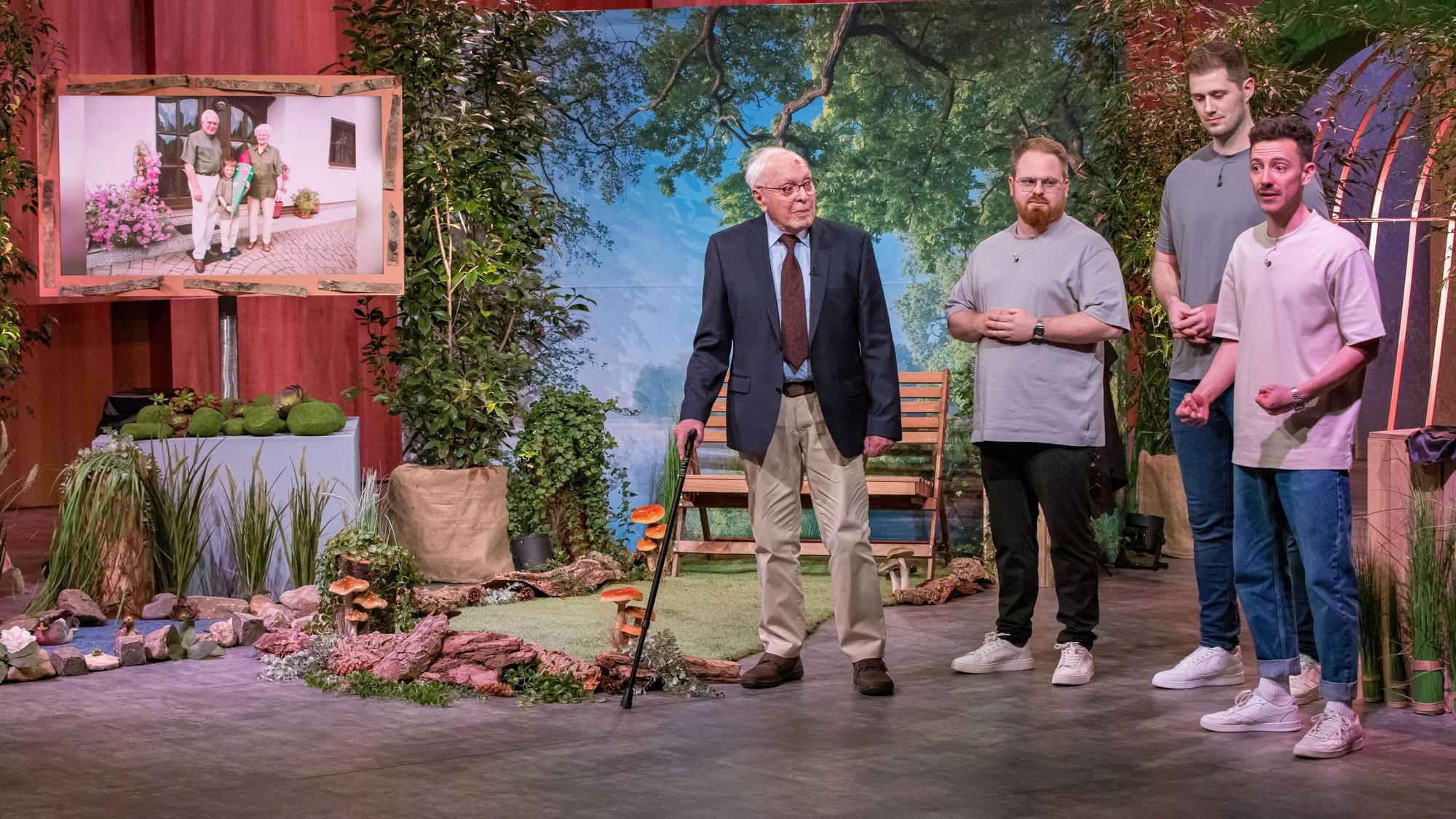 Im Dezember vergangenen Jahres war Heinz Schlechtingen (links) sogar im Fernsehen zu sehen: Mit seinem Enkel, dem Unternehmensgründer Phil Janßen (rechts), wagte sich der damals 98-Jährige in die beliebte Vox-Show „Die Höhle der Löwen“ und warb dort erfolgreich um ein Invest von Frank Thelen.