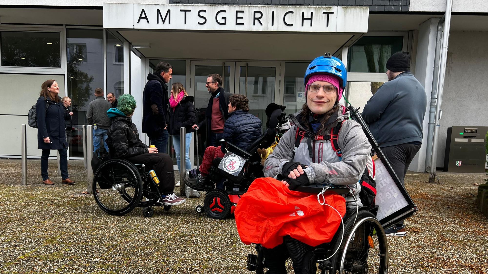 Aktivist Ilias Emmanuil steht vorm Amtsgericht Leverkusen in Opladen. Bild: Ralf Krieger