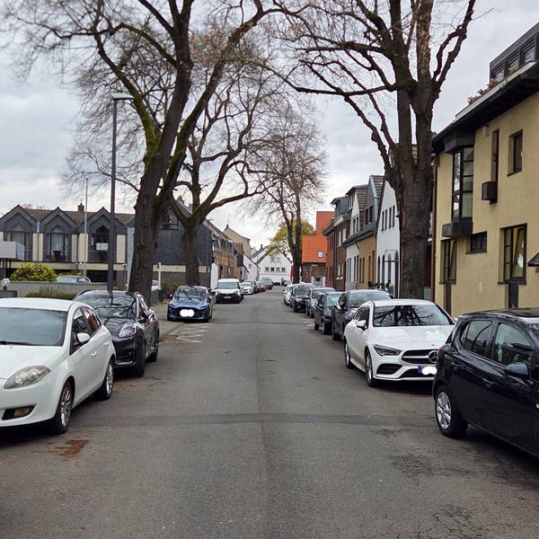 Enge Straßen gibt es auch in den Außenbezirken, wie hier in Köln-Lövenich