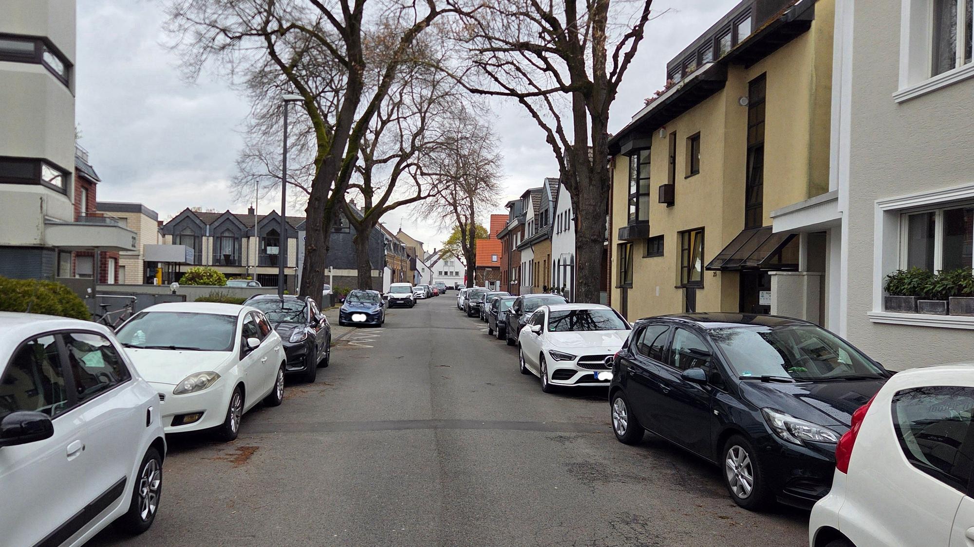 Enge Straßen gibt es auch in den Außenbezirken, wie hier in Köln-Lövenich