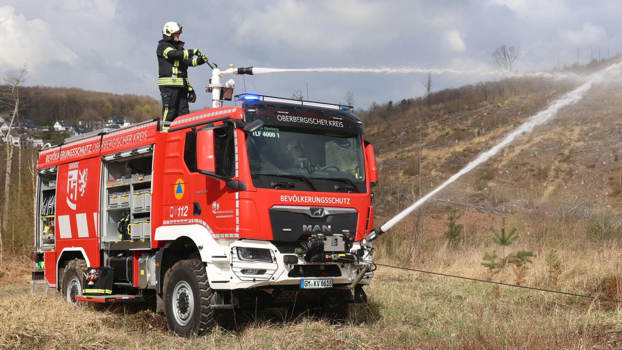 Das Foto zeigt das neue Löschfahrzeug mit zwei Wasserwerfern.