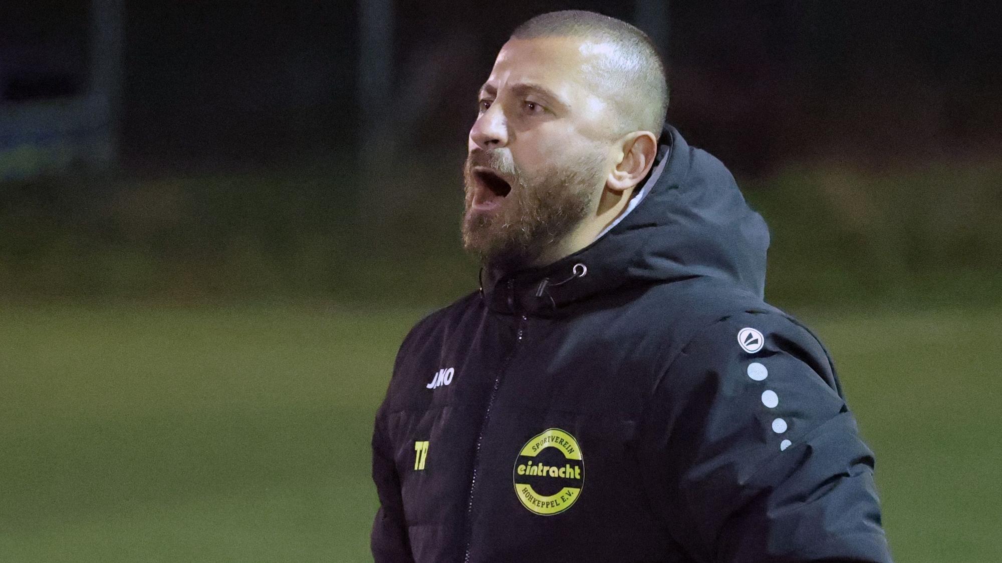 Apo Keseroglu steht am Spielfeldrand und gibt Anweisungen,