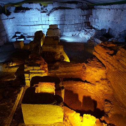 Die Grundmauern römischer Siedlungen sind im Praetorium in Köln angeleuchtet.
