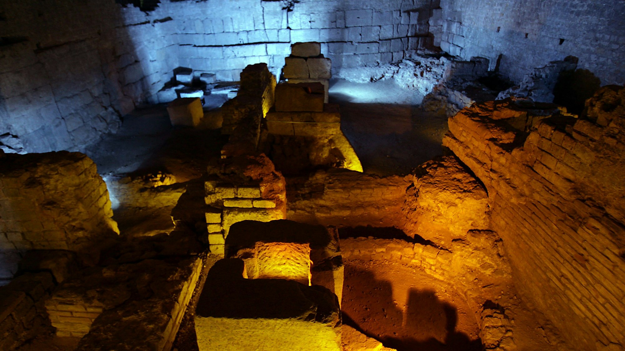 Die Grundmauern römischer Siedlungen sind im Praetorium in Köln angeleuchtet.