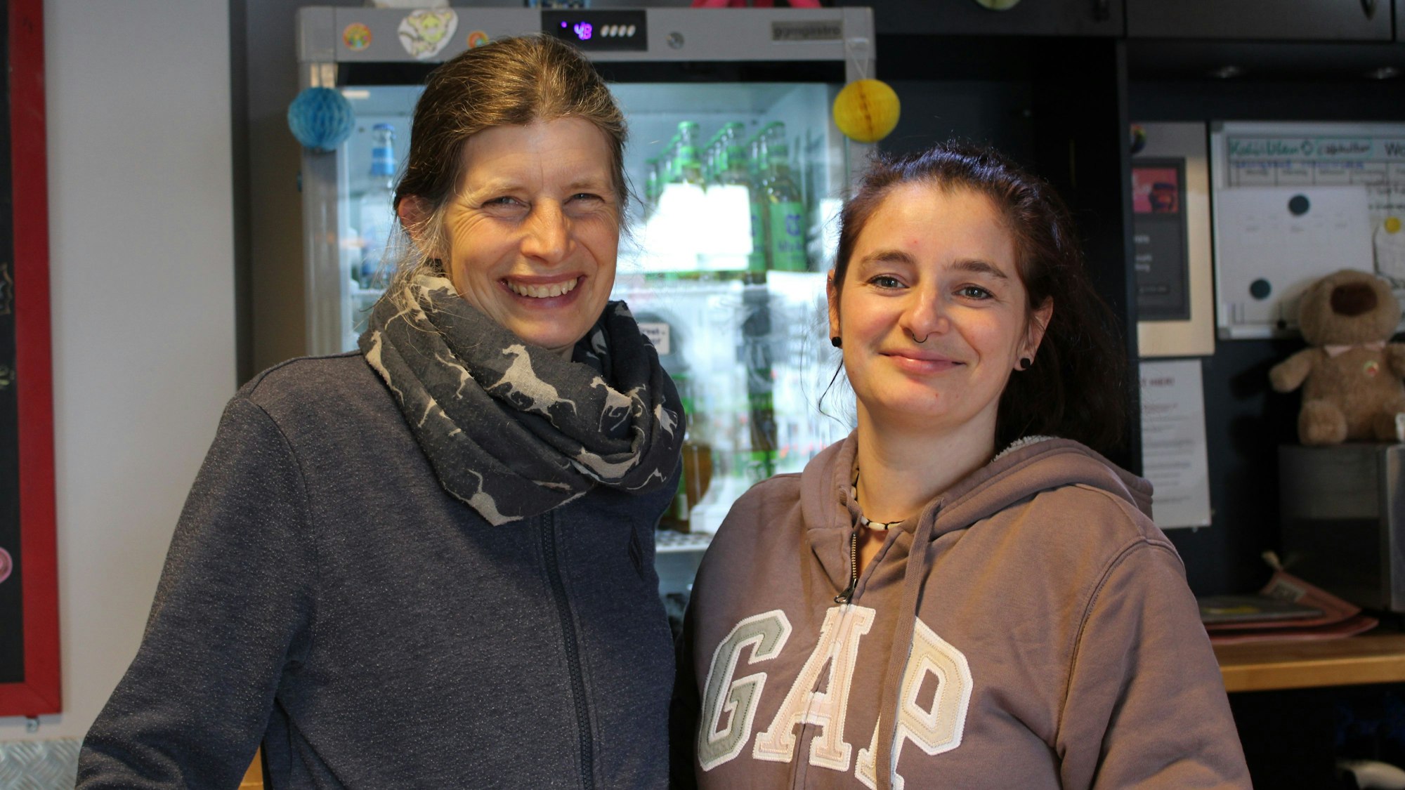 Birgit Kellers und Sonja Höfer, Mitarbeiterinnen im Siegburger Kulturcafé