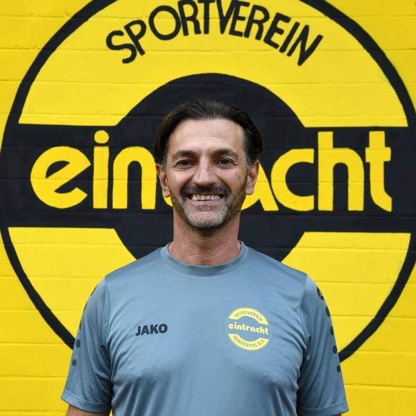 Pepe Brunetto bei der Präsentation der Mannschaft im Sommer vor dem Emblem des Vereins.
