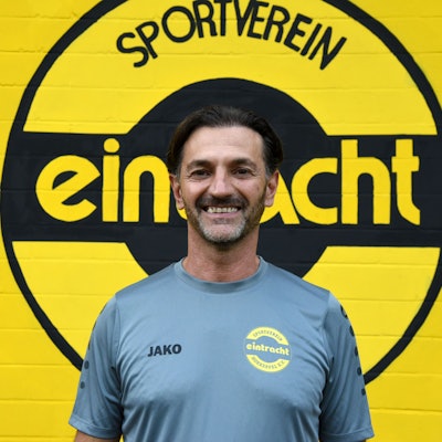 Pepe Brunetto bei der Präsentation der Mannschaft im Sommer vor dem Emblem des Vereins.