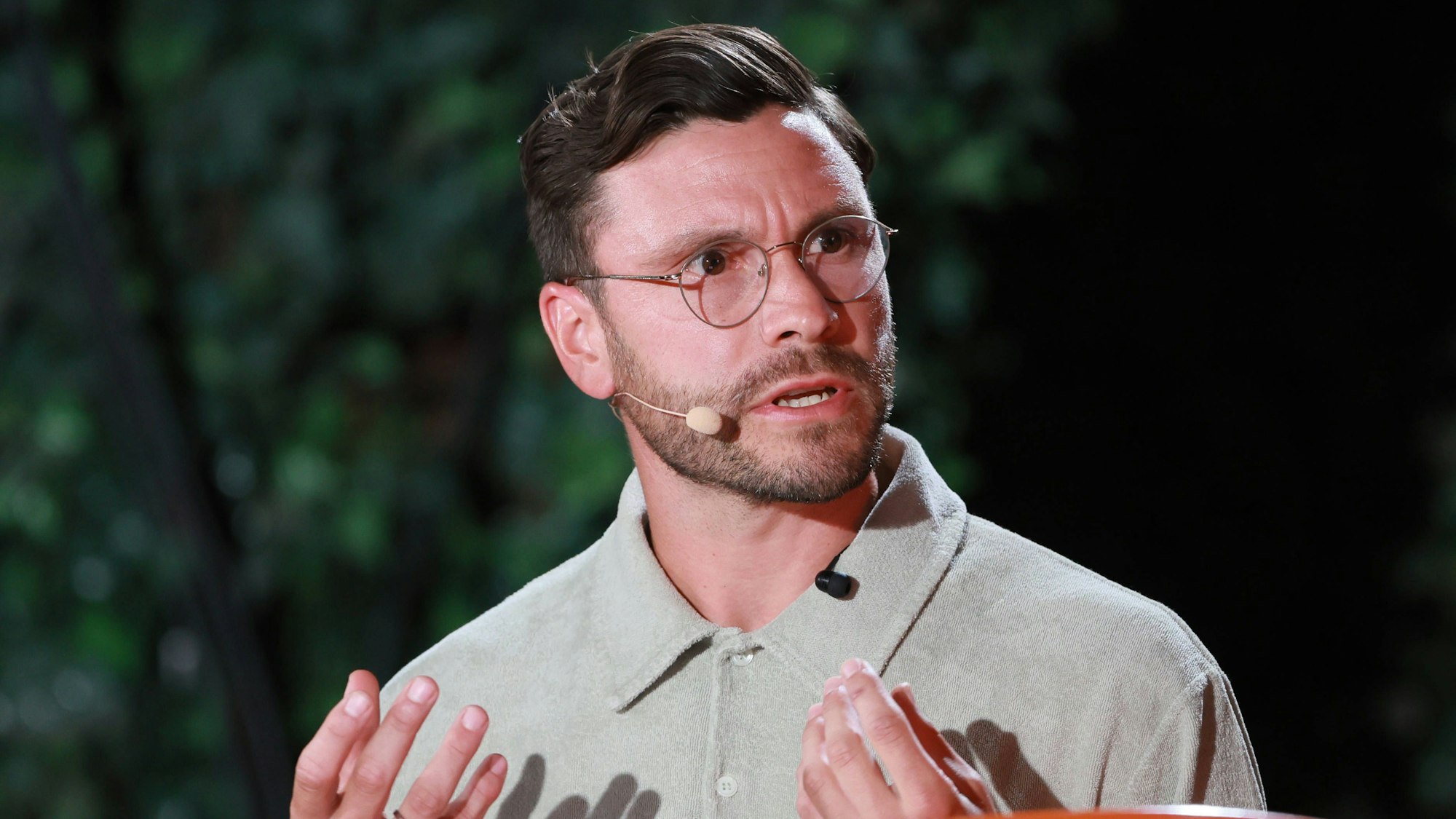 Jonas Hector gestikuliert bei einer Diskussionsrunde.