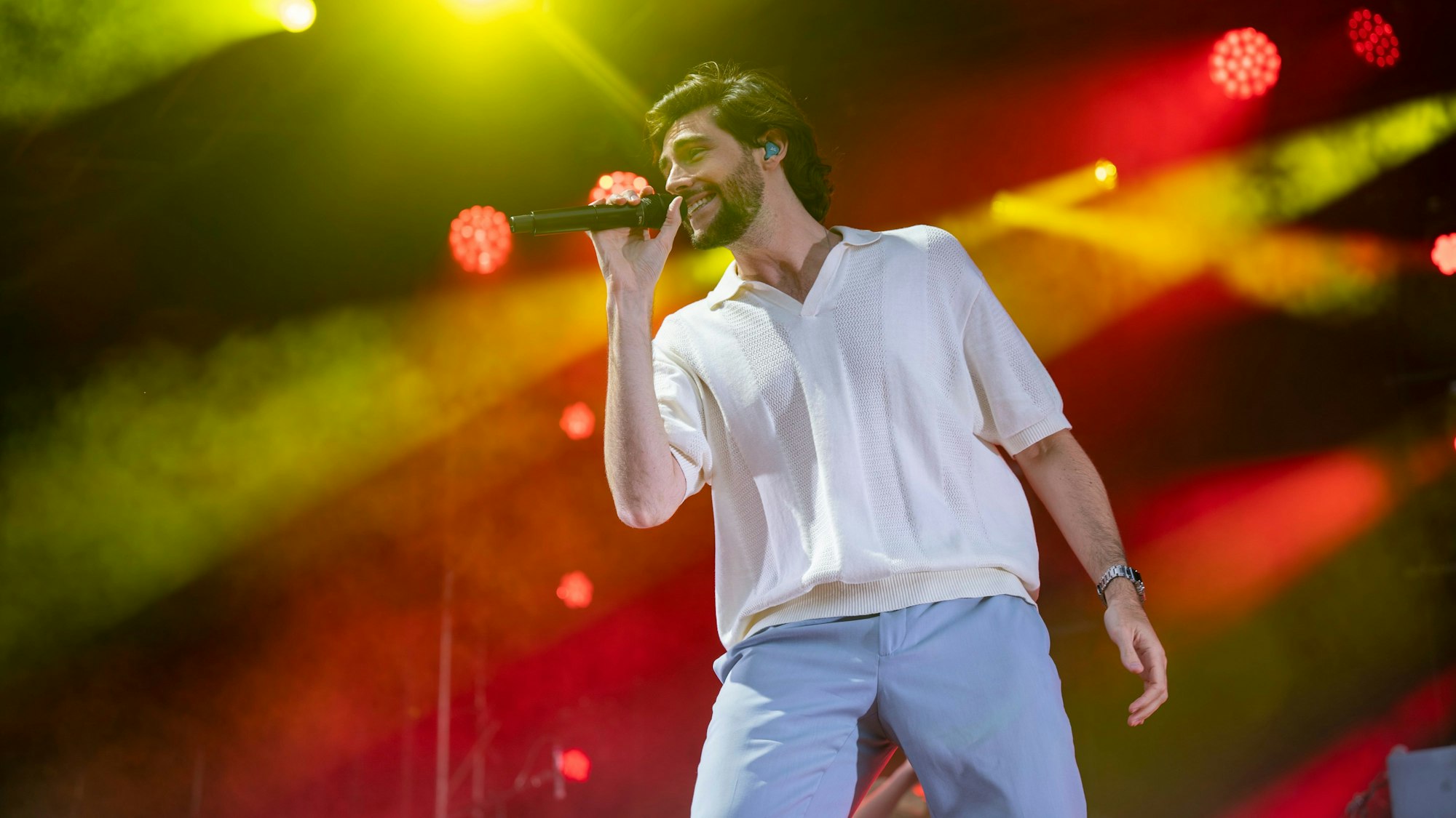 Alvaro Soler gab ein Konzert vor dem Dom. 4000 Zuschauer waren auf dem Roncalliplatz.
