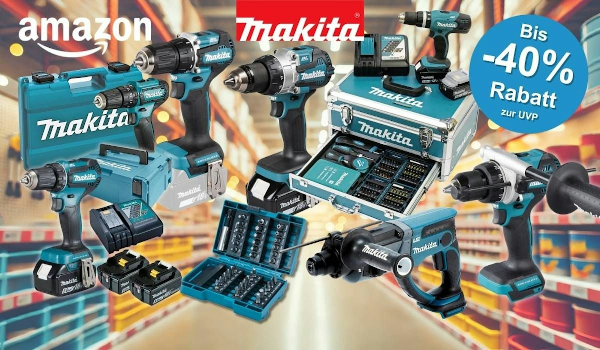 Makita-Produkte in türkis-schwarz vor einem Baumarktgang im Hintergrund: Akku-Bohrschrauber, ein Bohrhammer, ein Makita-Alukoffer mit Bit-Zubehör, ein Bit-Set, zwei Makita-Systemkoffer sowie zwei 18V-Akkus mit Ladegerät. Oben das Amazon- und Makita-Logo.