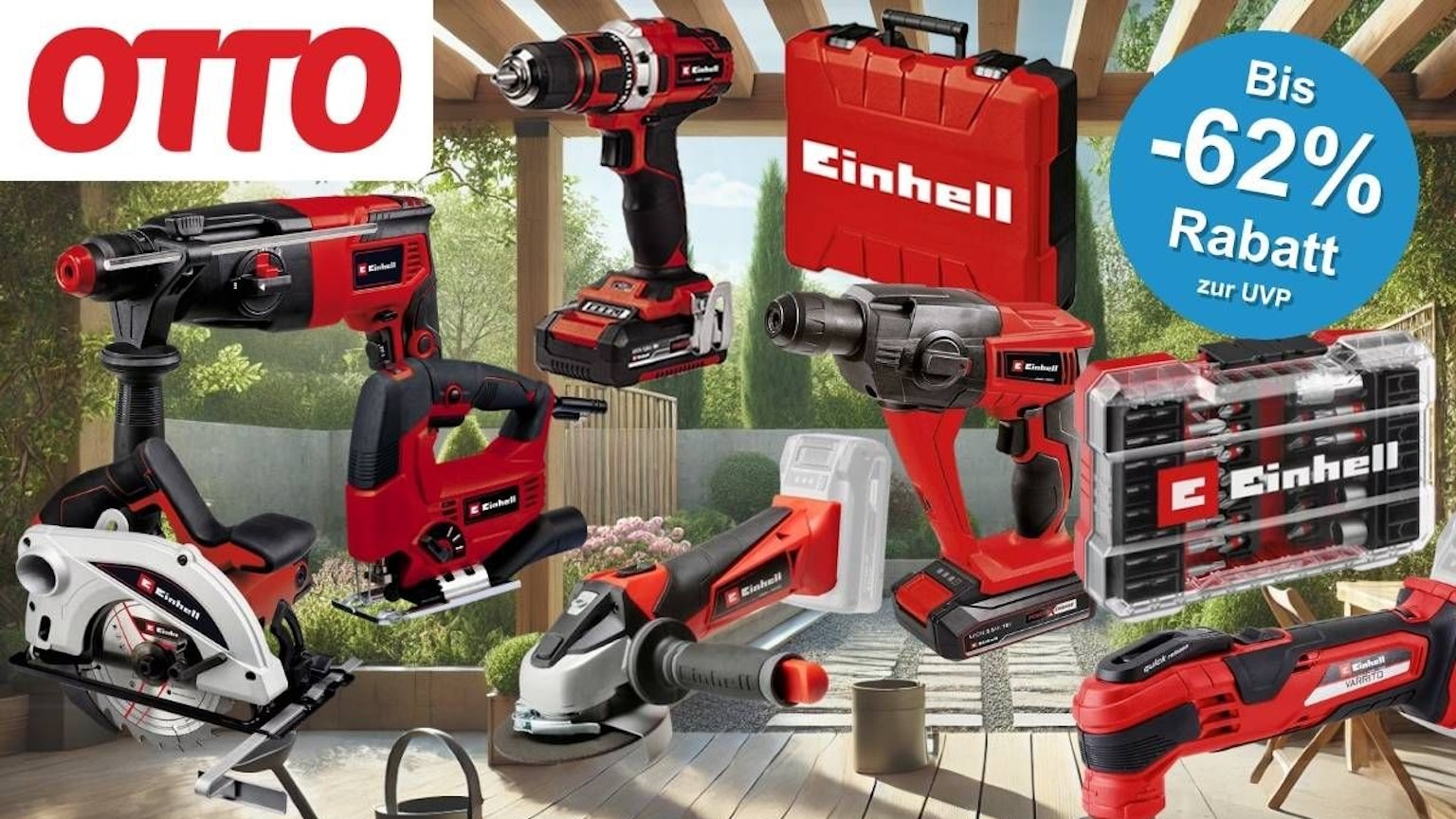 Einhell Werkzeug, Geräte wie Akku-Bohrschrauber, Winkelschleifer, Multitools, Stichsägen und Akkus vor einem grünen Garten mit Holzterrasse.