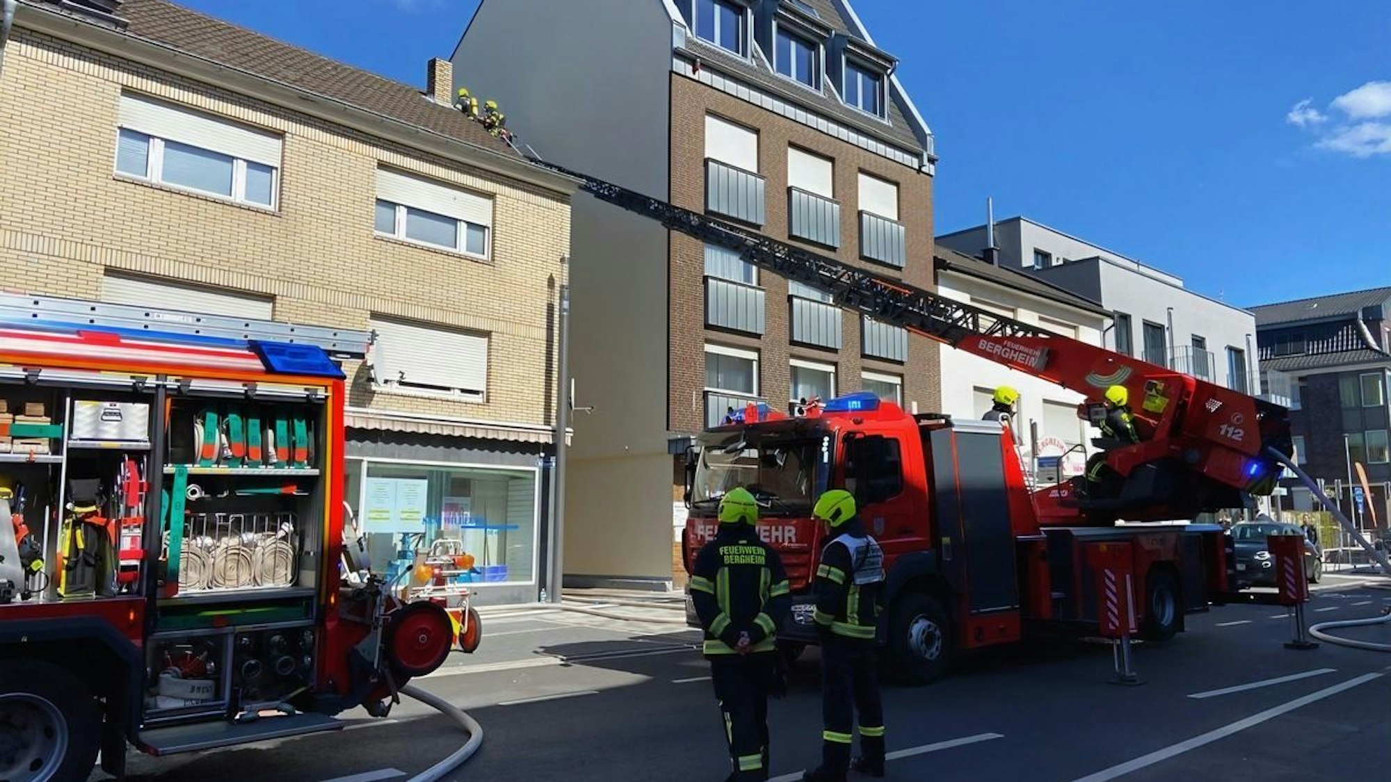 Ein Feuerwehrmann in voller Montur mit Atemschutzgerät im Einsatz.