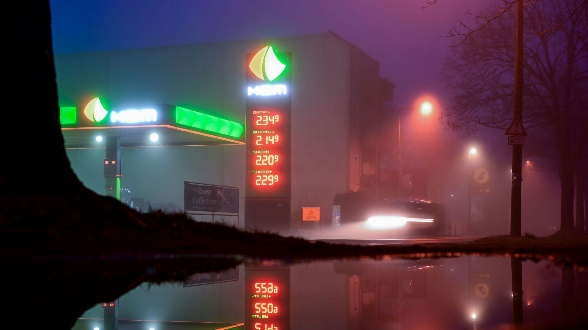 Die Preise für Diesel und Benzin sind an einer Tankstelle zu sehen. Am 1. April tritt die Spritpreisbremse in Kraft - seit heute dürfen Tankstellen nur einmal täglich, um 12.00 Uhr, die Preise erhöhen. Preissenkungen sind jederzeit erlaubt.