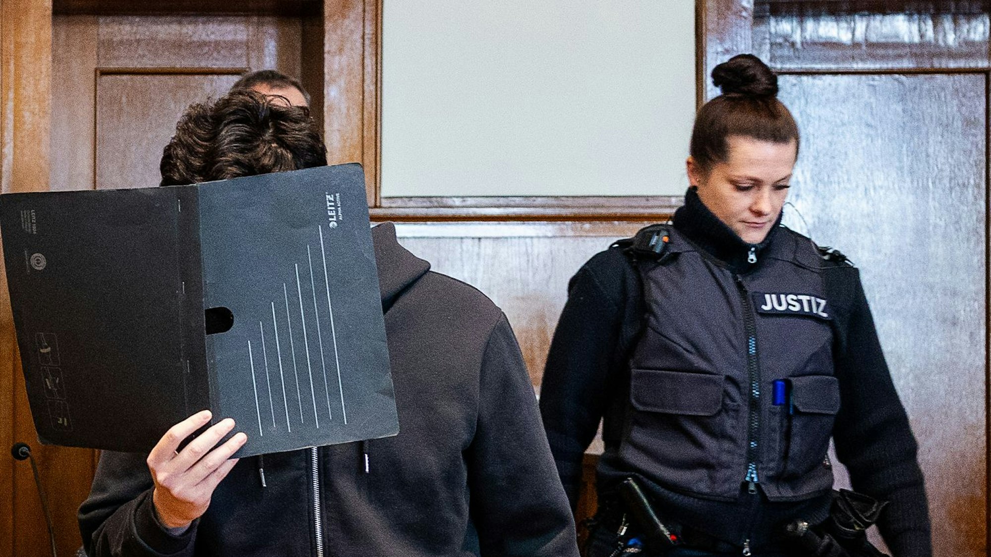 Der Angeklagte kommt in den Saal 38 des Landgerichts Saarbrücken. Am Tag der Urteilsverkündung verfolgt er die letzten Momente des Prozesses um die tödlichen Schüsse auf Polizeioberkommissar Simon Bohr.