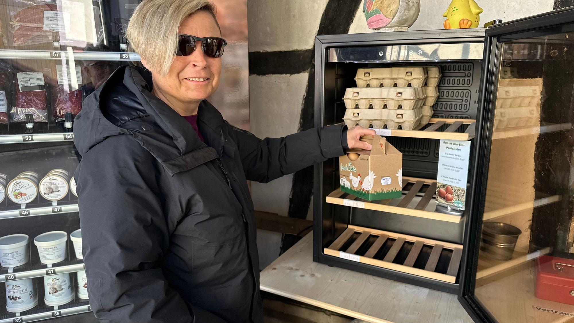 Sandra Placke aus Oberauel kauft am liebsten Eier als Kiloware auf dem Hof von Lückerath.