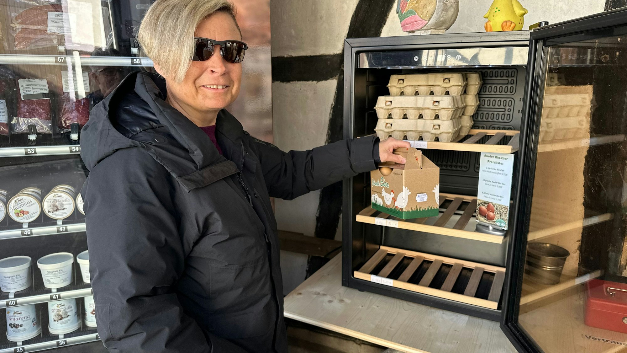 Sandra Placke aus Oberauel kauft am liebsten Eier als Kiloware auf dem Hof von Lückerath.