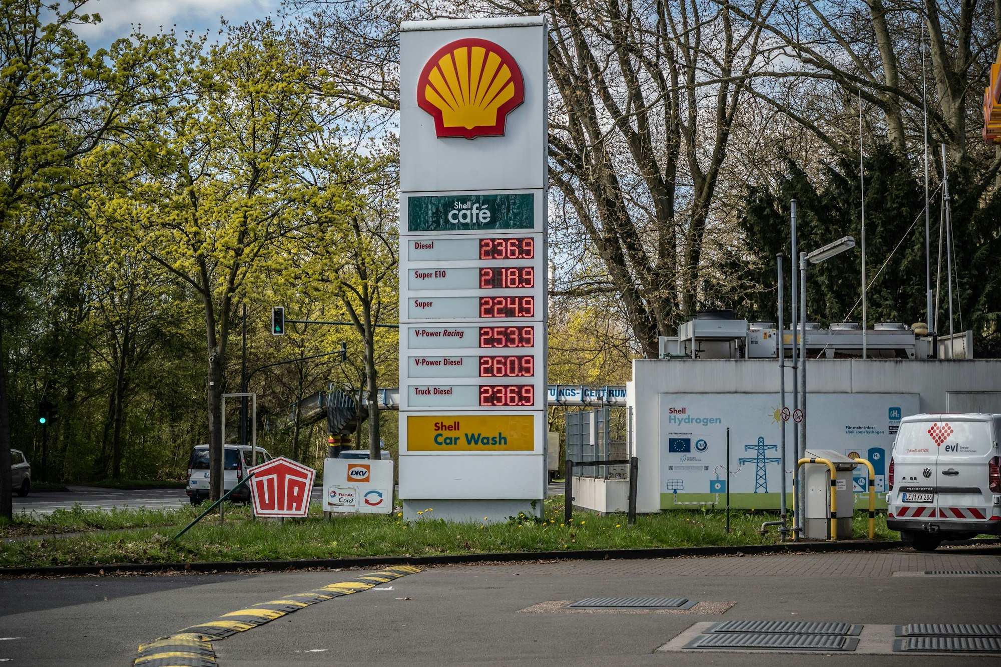 Dieses Foto entstand kurz nach zwölf Uhr. Zum ersten Mal durften Tankstellen ihre Preise nur noch einmal am Tag um 12 Uhr mittags erhöhen. Bild: Ralf Krieger