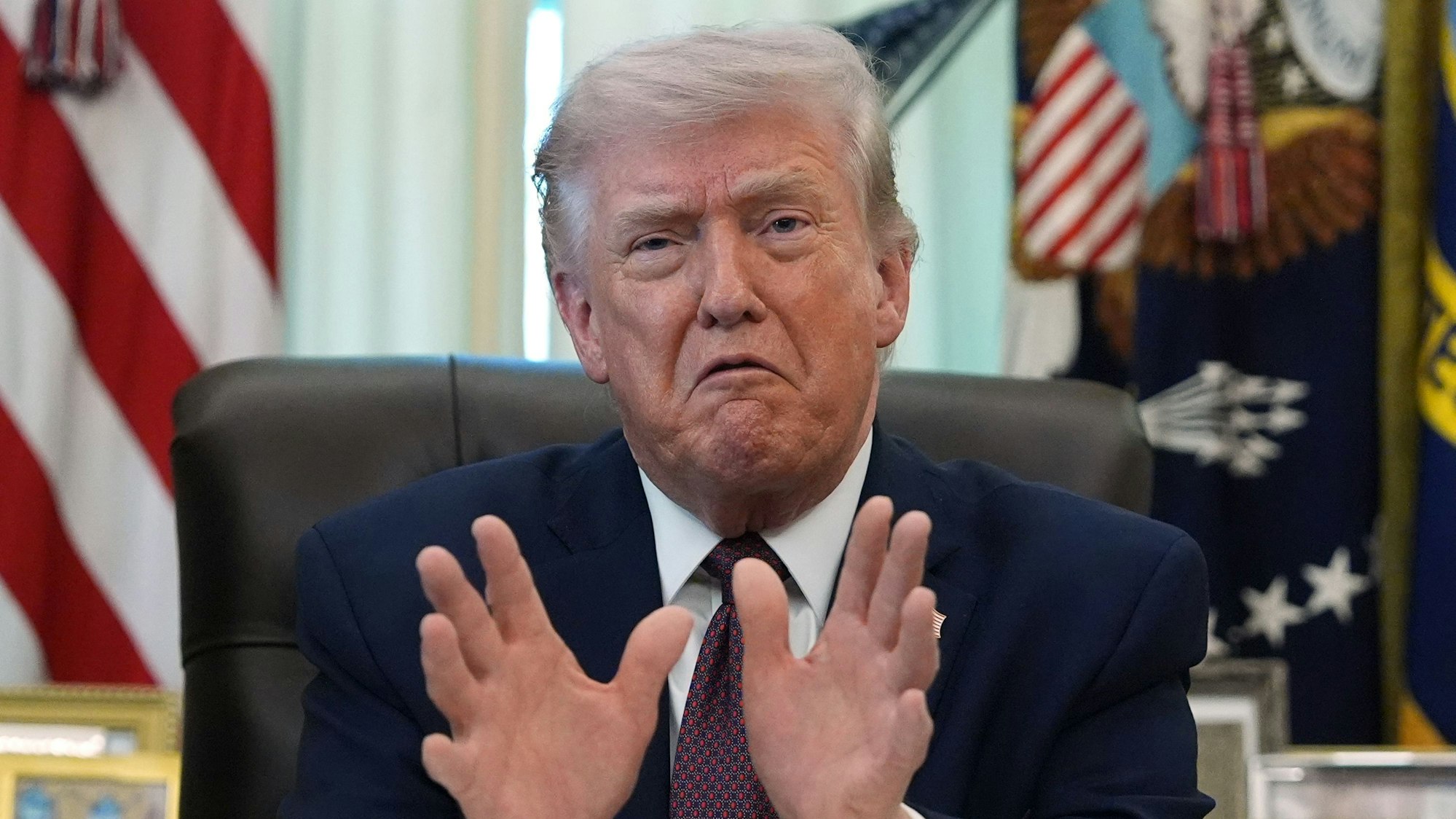 US-Präsident Donald Trump spricht im Oval Office des Weißen Hause. (Archivbild)