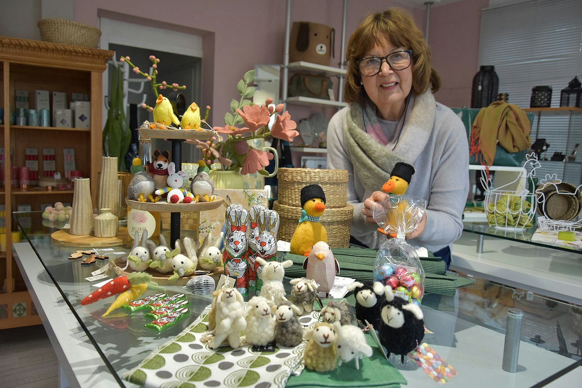 Eine Frau zeigt Osterdeko.