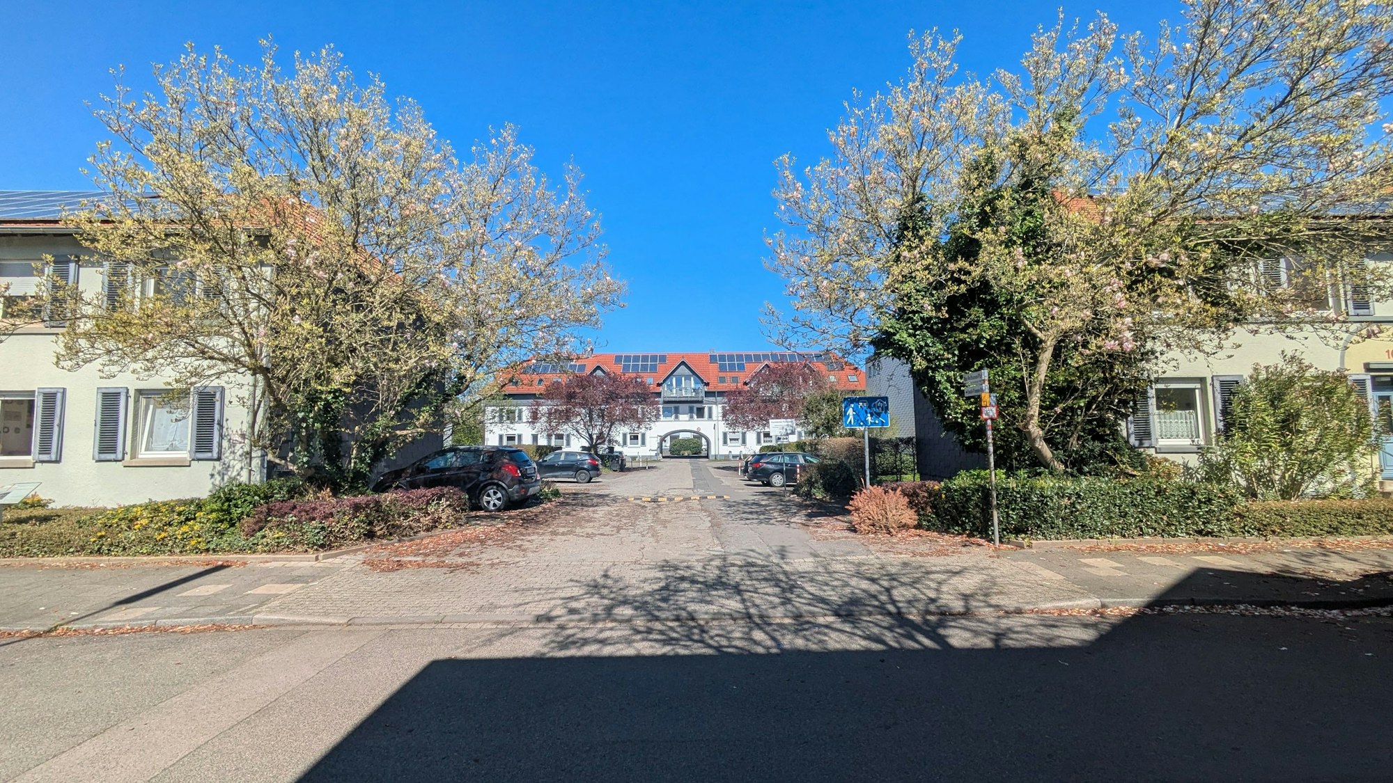 Wohnhäuser an einer Straße