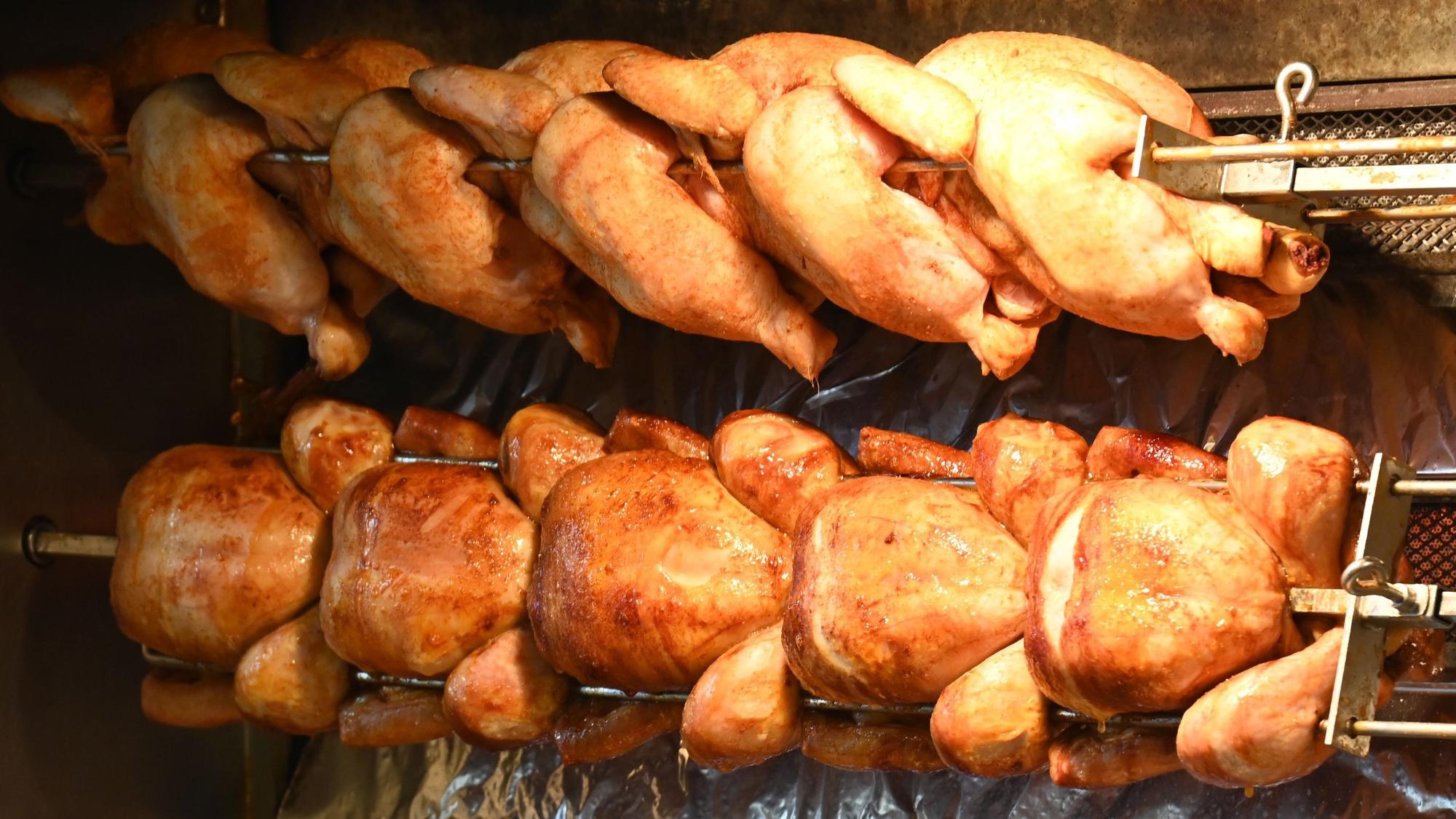 Die Hähnchen drehen sich Tag und Nacht. Das Fleisch bereitet die Familie selbst zu.