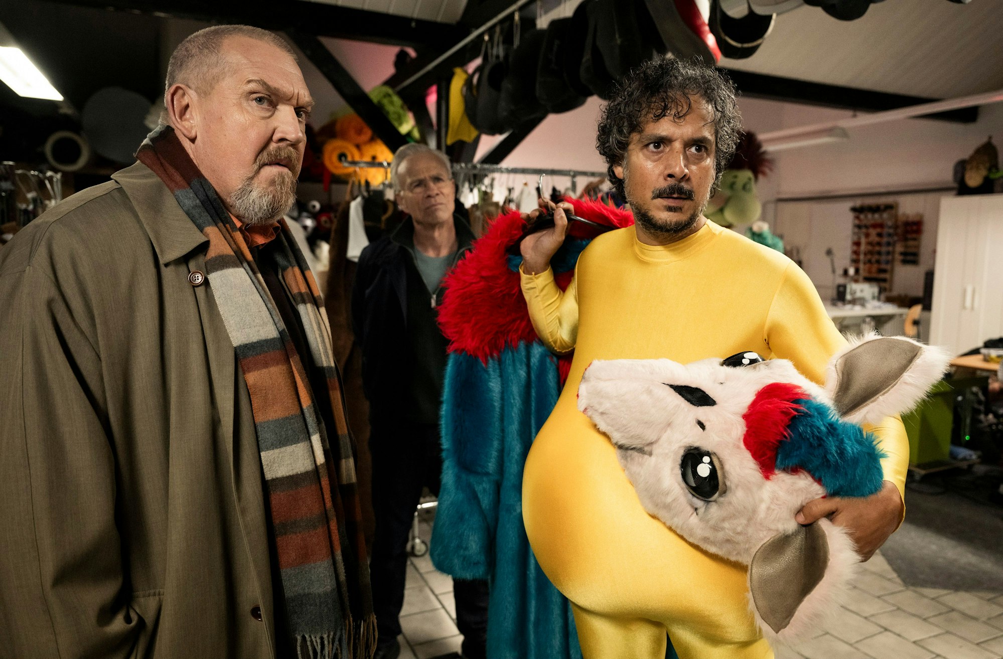 Szene aus dem „Tatort“: Freddy Schenk (Dietmar Bär) und Max Ballauf (Klaus J. Behrendt) fragen den Puppenspieler Yassins Meret (Erkan Acar) nach seinem Alibi.