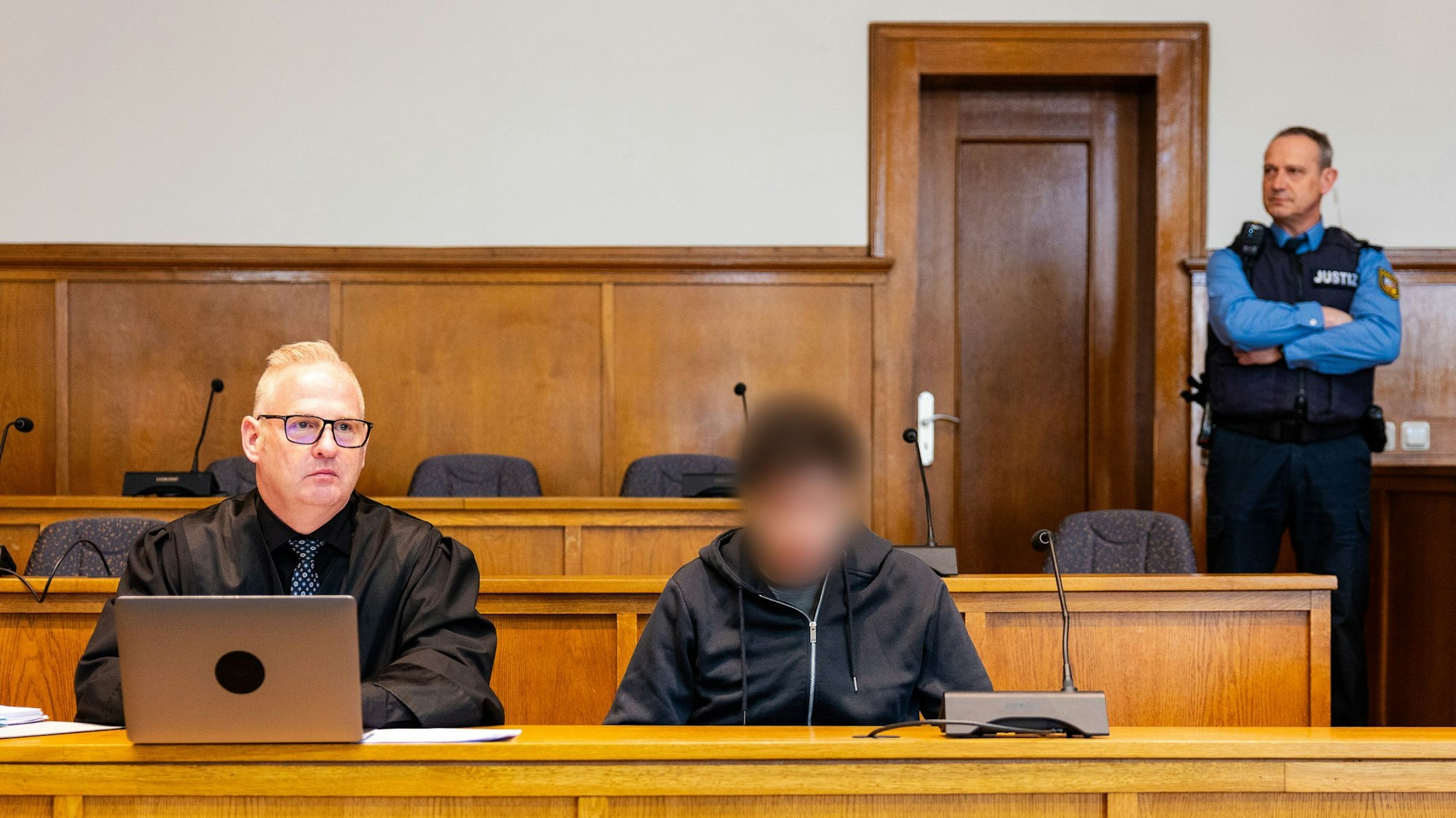 Verteidiger Michael Rehberger sitzt neben dem Angeklagten im Saal 38 des Landgerichts Saarbrücken. Am fünften Verhandlungstag wird hier im Prozess um die tödlichen Schüsse auf den Polizeioberkommissar Simon Bohr verhandelt.