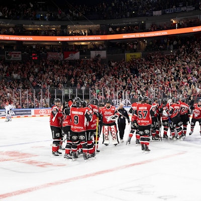 PENNY DEL 1 - Playoff Viertelfinale - Kölner Haie - Schwenninger Wild Wings Köln, 31.03.2026 Haiejubel nach Siegtor PENNY DEL 1 - Playoff Viertelfinale - Kölner Haie - Schwenninger Wild Wings am 31.03.2026 in der Lanxess Arena in Köln Deutschland. *** PENNY DEL 1 Playoff Quarterfinal Kölner Haie Schwenninger Wild Wings Cologne, 31 03 2026 Sharks cheering after winning goal PENNY DEL 1 Playoff Quarterfinal Kölner Haie Schwenninger Wild Wings on 31 03 2026 at the Lanxess Arena in Cologne Germany Copyright: xBEAUTIFULxSPORTS/AndreasxDickx