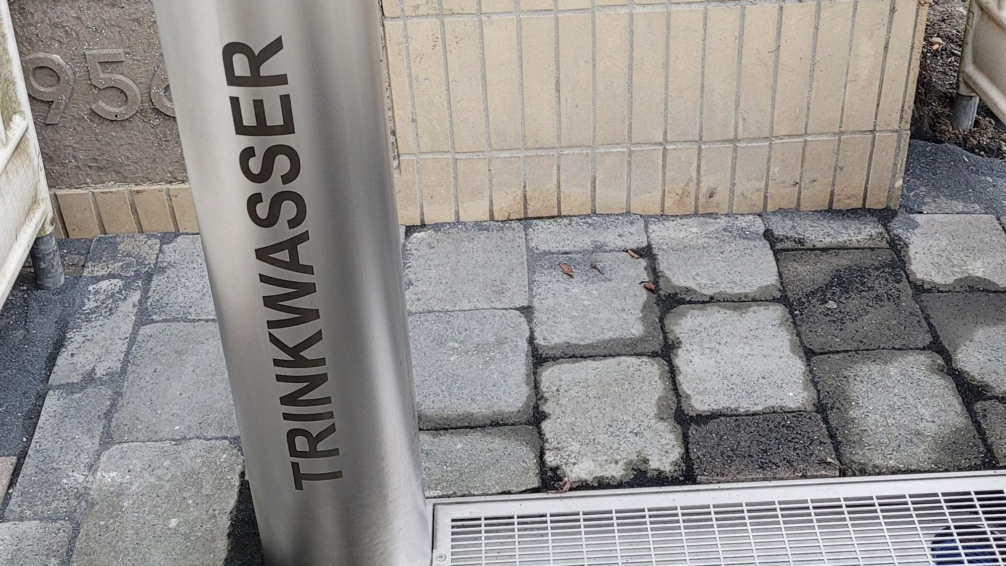 Das Foto zeigt den Kürtener Trinkwasserbrunnen am Rathaus