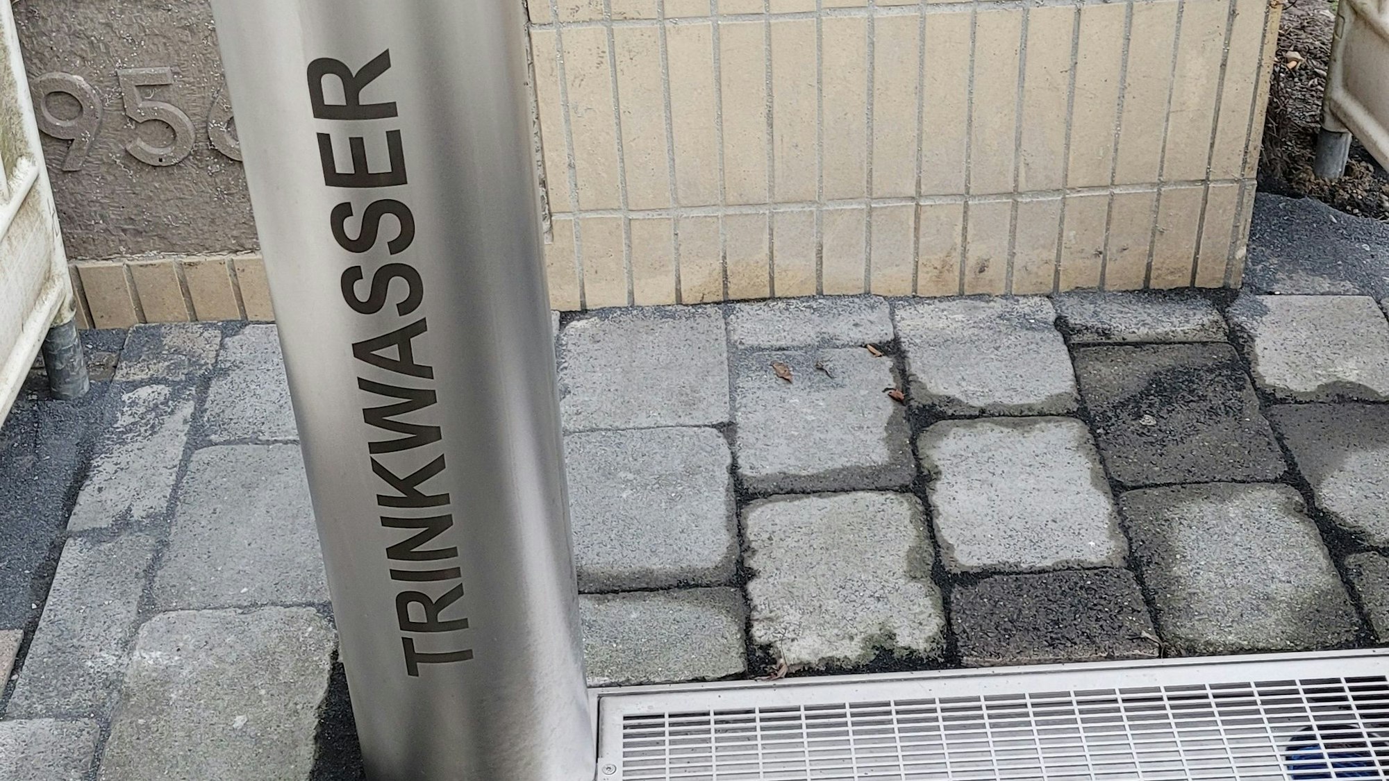 Das Foto zeigt den Kürtener Trinkwasserbrunnen am Rathaus