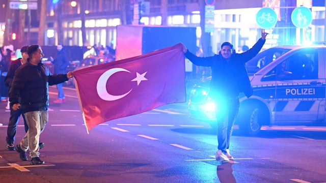 Türkische Fans feiern auf dem Hohenzollernring in Köln.