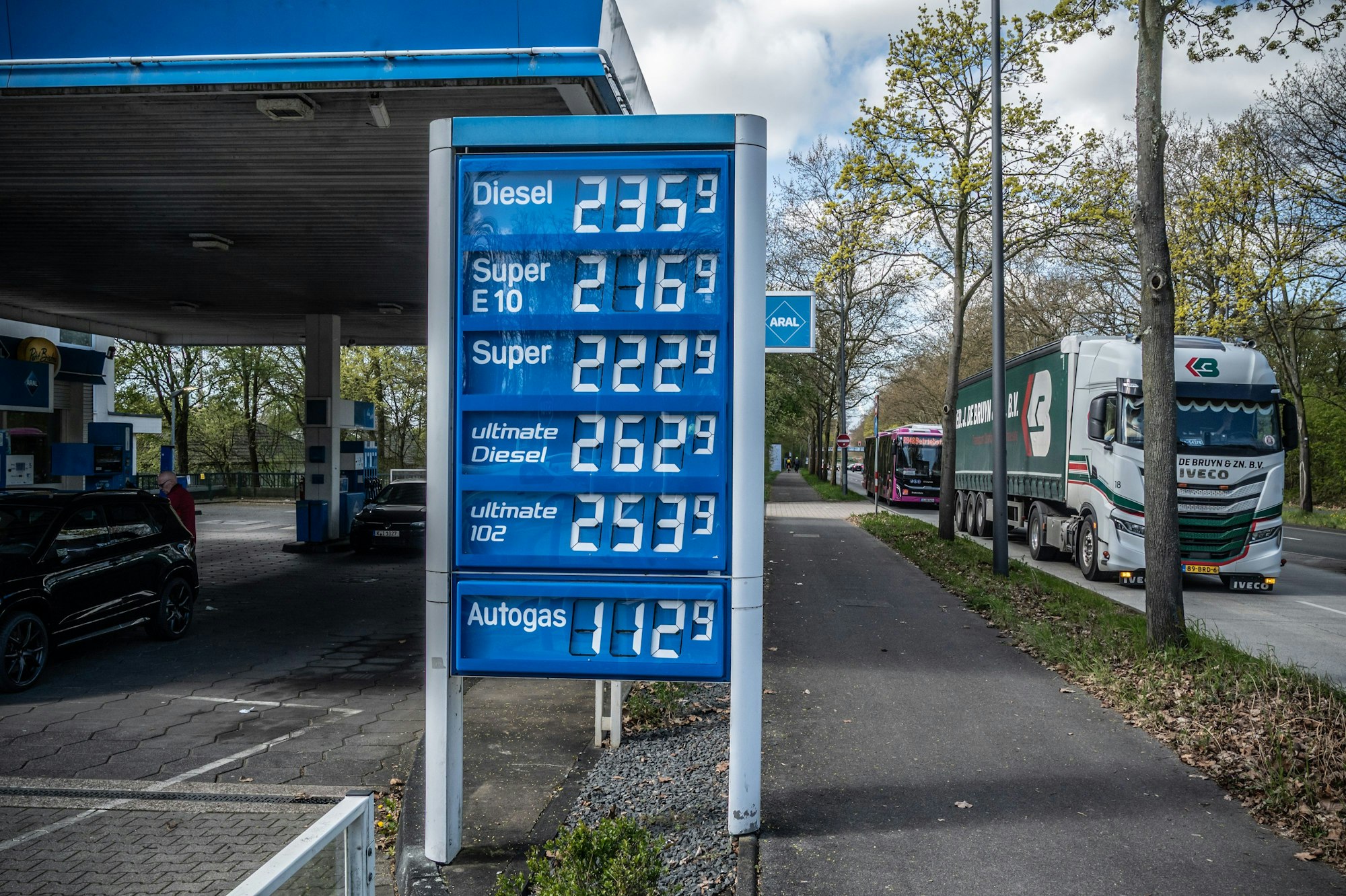 Dieses Foto entstand kurz nach zwölf Uhr. Zum ersten Mal durften Tankstellen ihre Preise nur noch einmal am Tag um 12 Uhr mittags erhöhen. Bild: Ralf Krieger