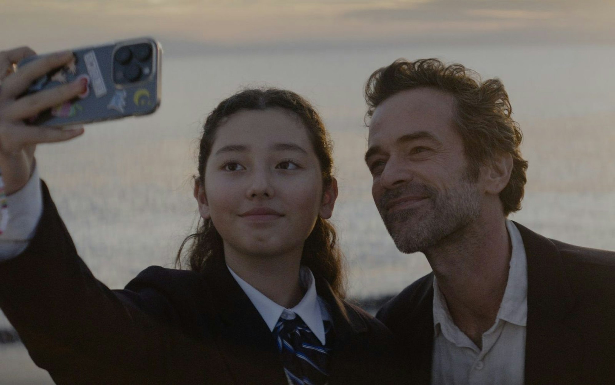 Hat Jérôme (Roman Duris) in dem Mädchen aus seinem Taxi (Mei Cirne-Masuki) seine Tochter Lily gefunden? (Bild: Film Kino Text)