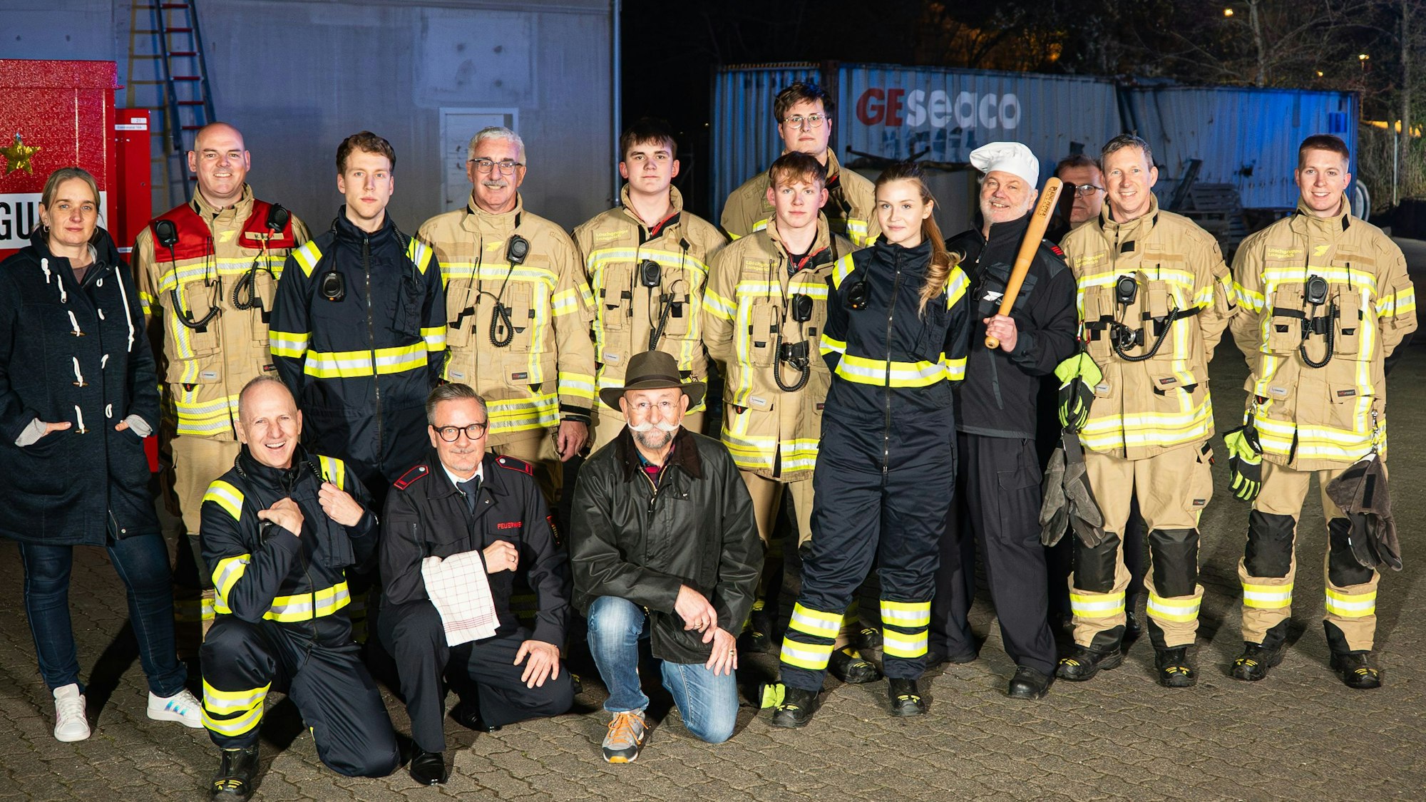 Horst Lichter mit seinen neuen Kolleginnen und Kollegen der Kölner Berufsfeuerwehr