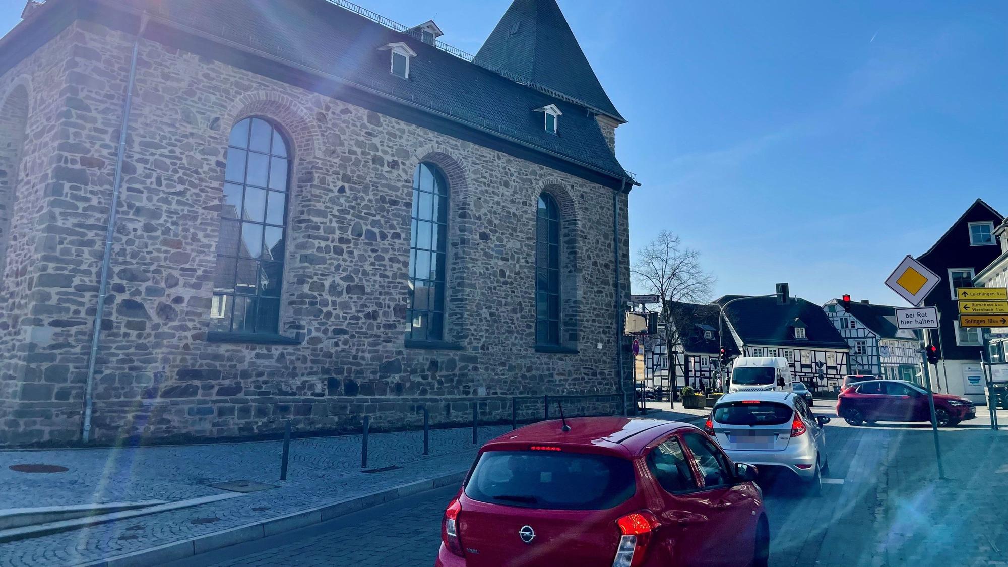 Hier und da staut sich der Verkehr rund um das Witzheldener Zentrum Am Markt.
