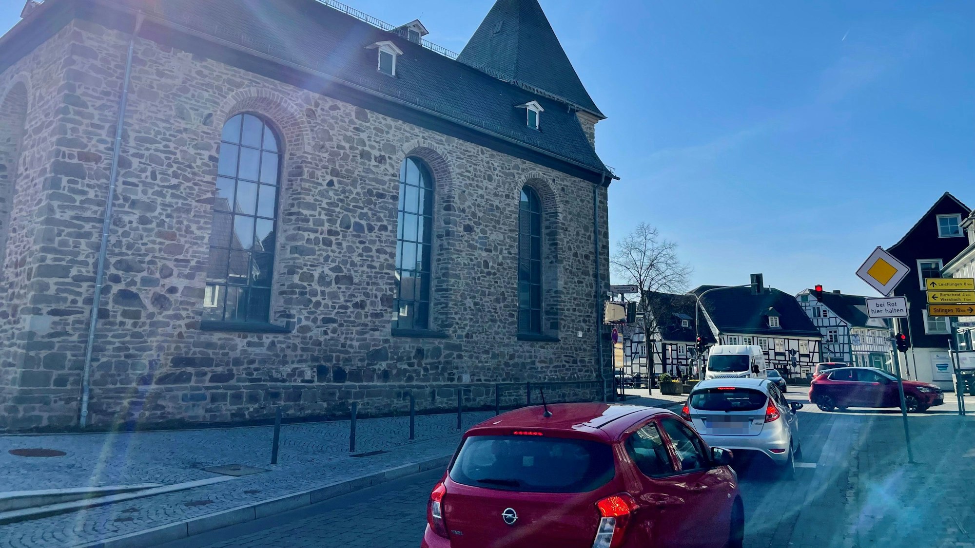 Hier und da staut sich der Verkehr rund um das Witzheldener Zentrum Am Markt.