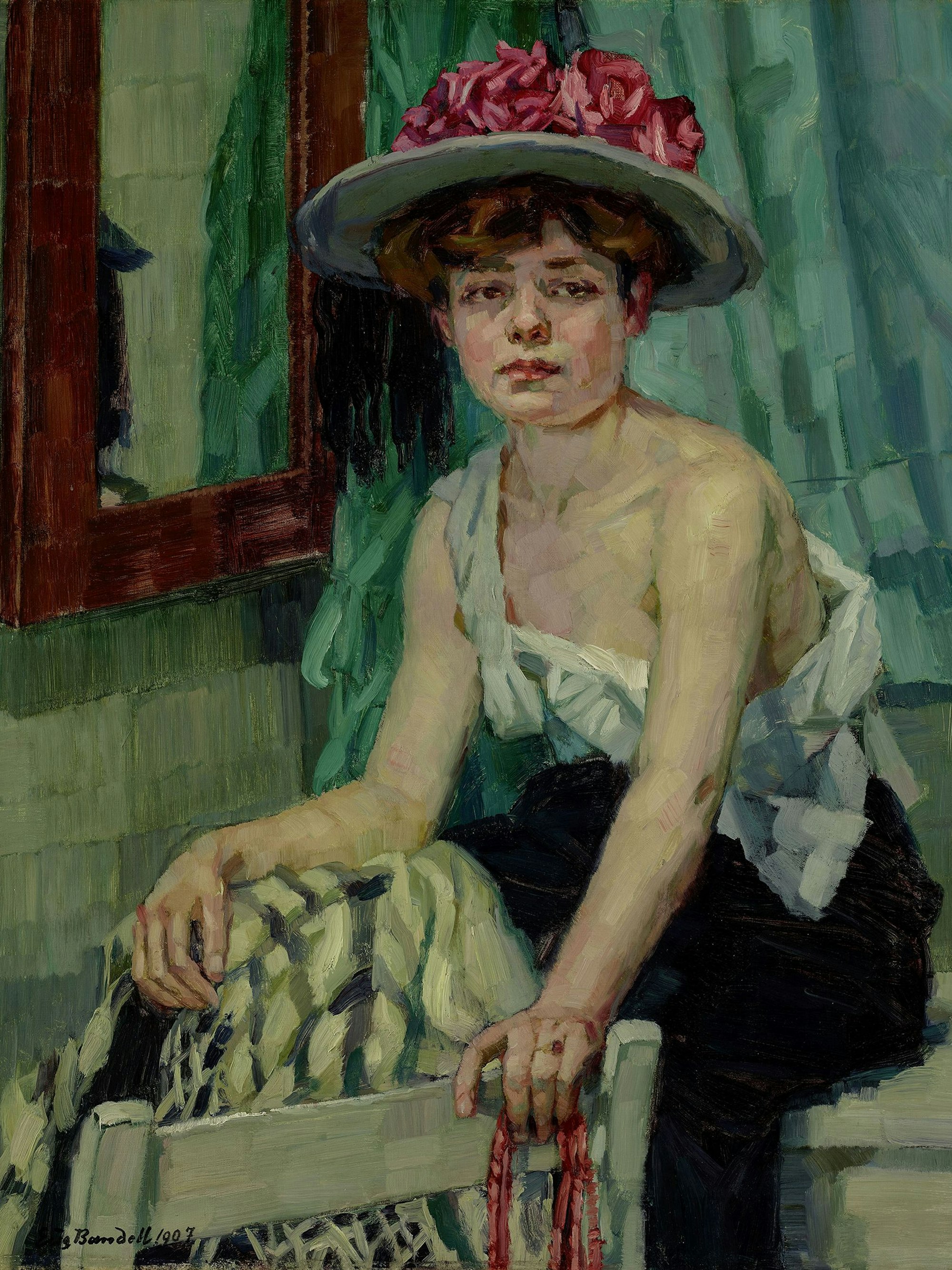 Eine Frau sitzt auf einem Stuhl.