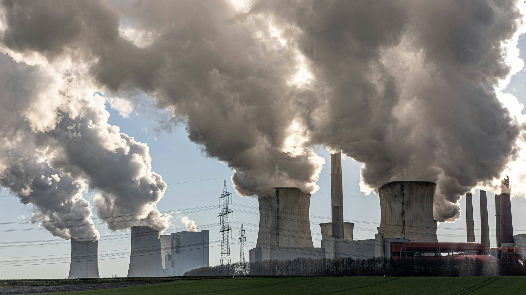 Rauchende Schlote über dem Braunkohle-Kraftwerk Neurath in Grevenbroich (Archivbild)