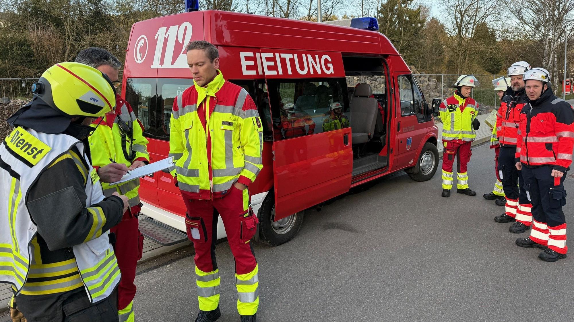 Einsatzleiter Daniel Pützer stimmte sich mit Mitarbeitern des Rettungsdienstes ab.