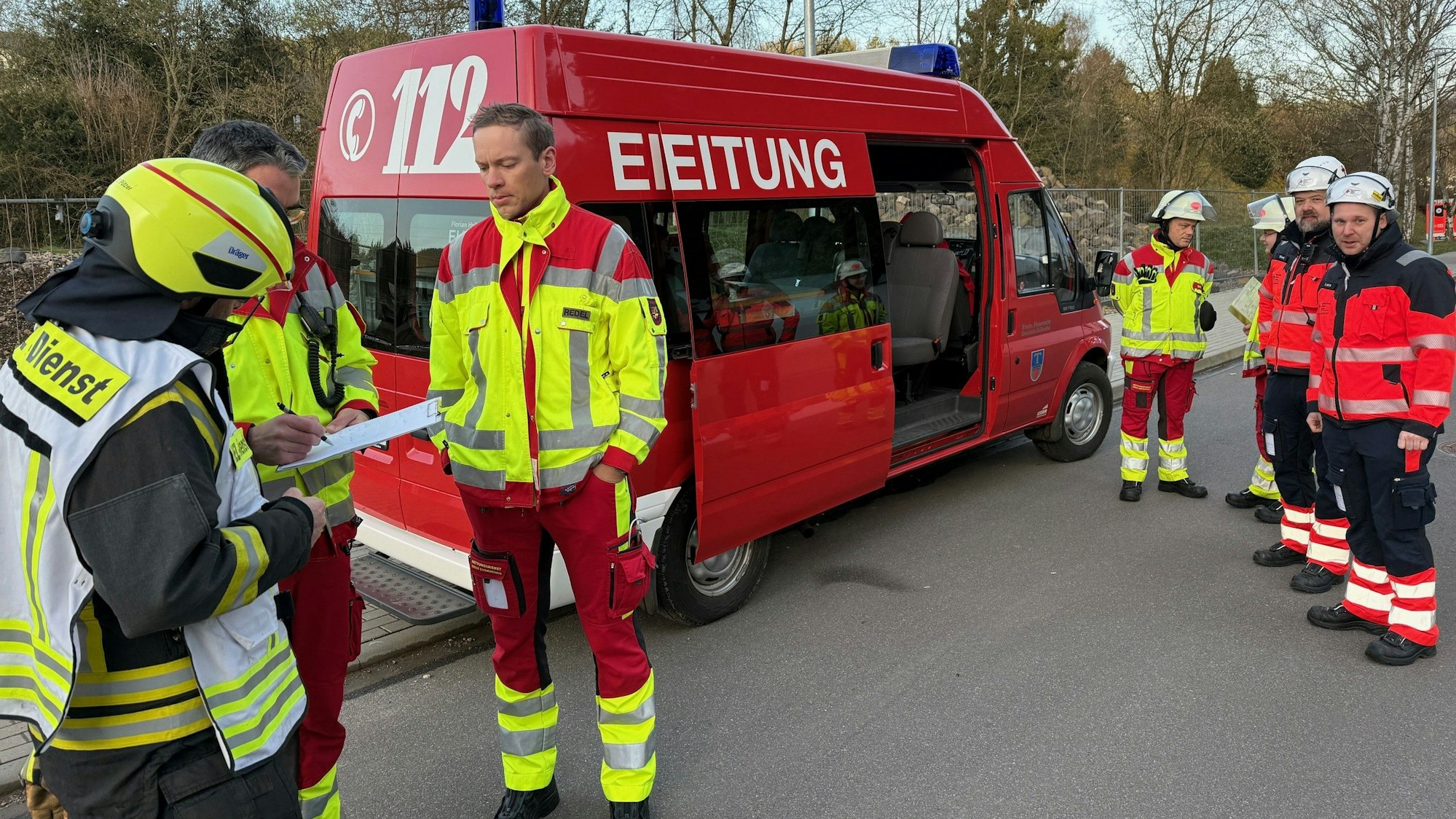 Einsatzleiter Daniel Pützer stimmte sich mit Mitarbeitern des Rettungsdienstes ab.