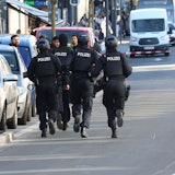 01.04.2026, Nordrhein-Westfalen, Solingen: Einsatzkräfte der Polizei laufen über eine Straße. In Solingen läuft aktuell ein Großeinsatz der Polizei. Foto: Gianni Gattus/dpa +++ dpa-Bildfunk +++