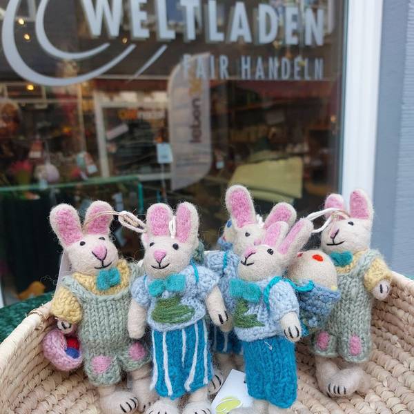 Osterhasen aus Filz und Strick.