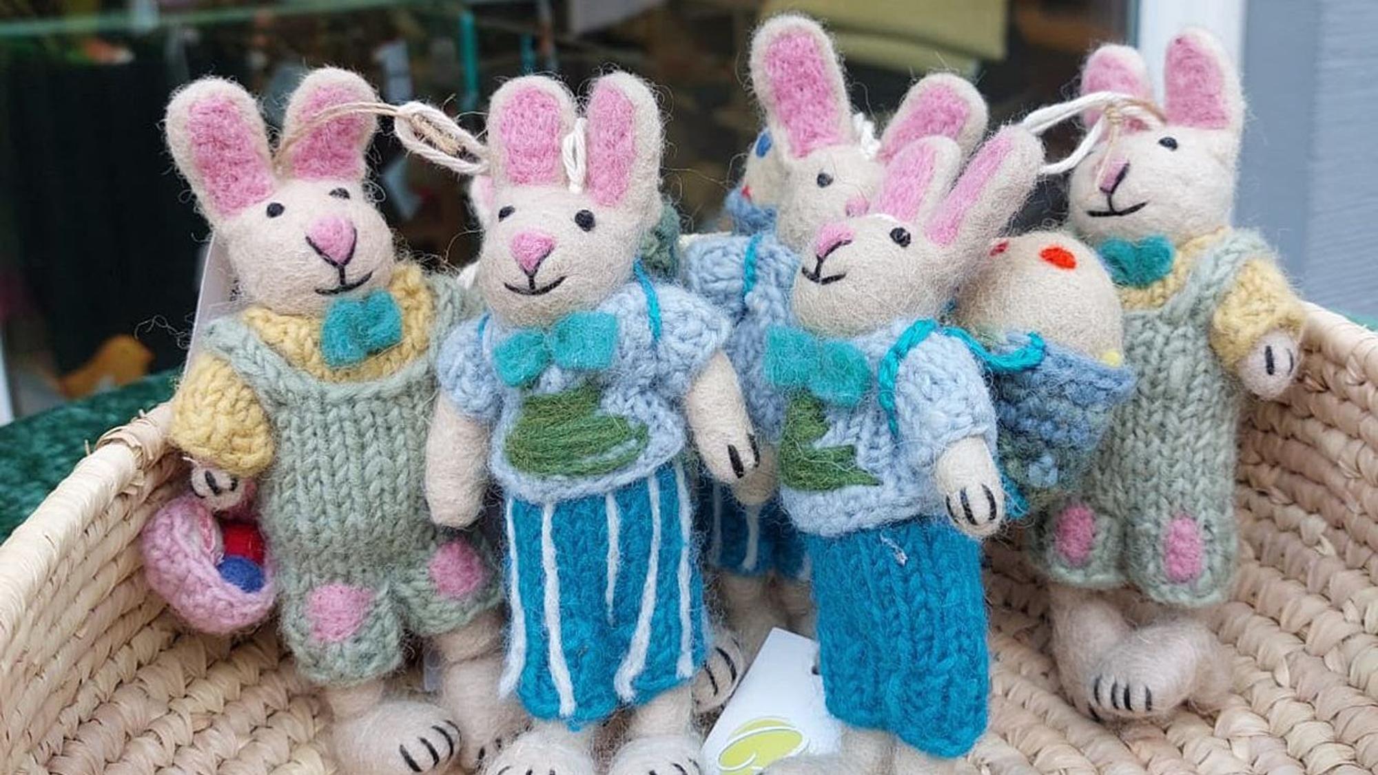 Osterhasen aus Filz und Strick.